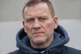 Marcus R. reading at a café